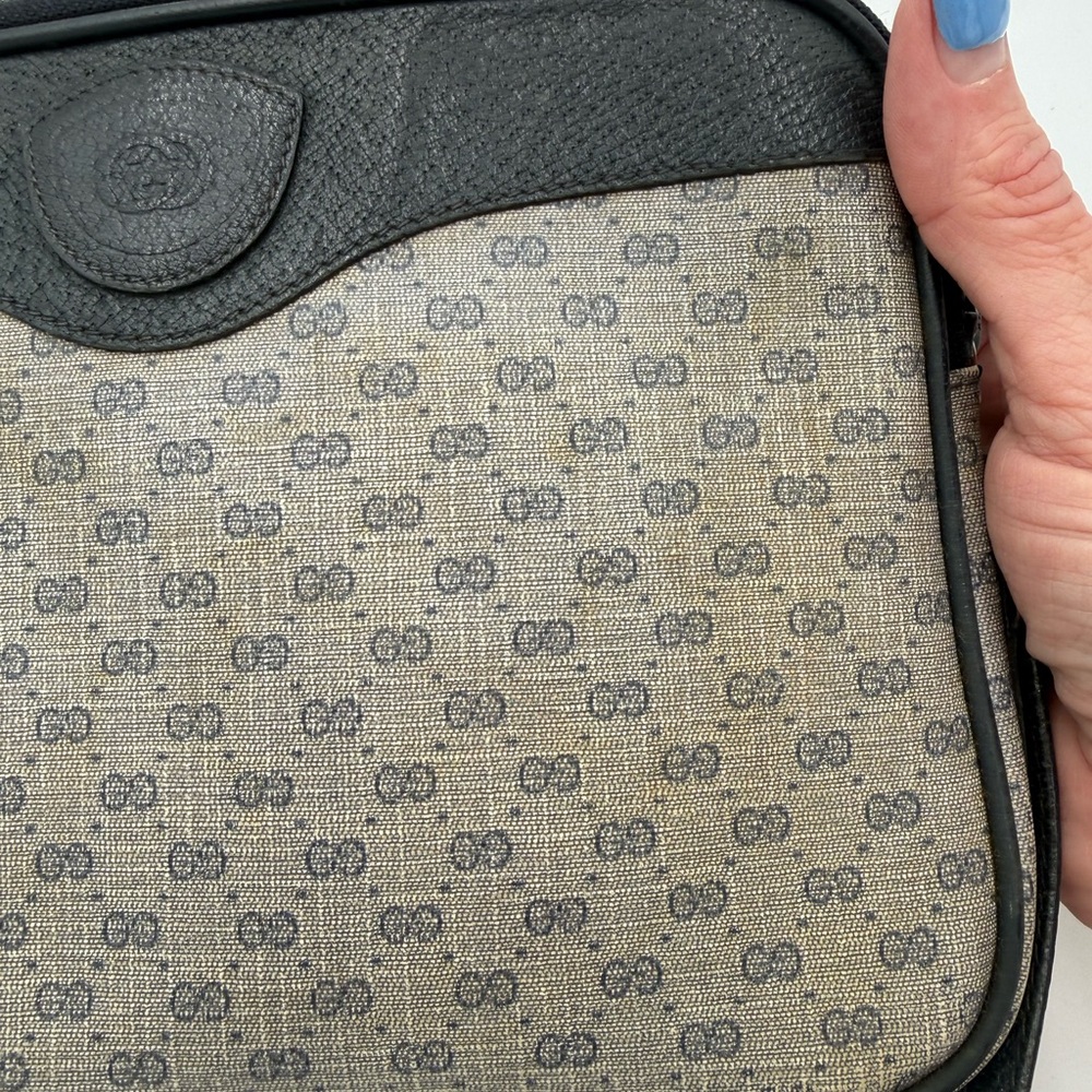 Gucci Gray Monogram Crossbody with Navy Trim - Picture 4 of 13